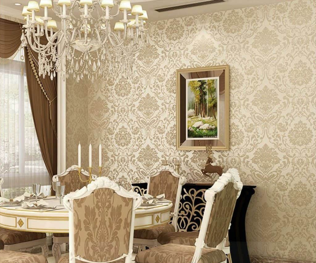 Dining Room With Chandelier And Damask Wallpaper - Damask Wallpaper Dining Room Ideas , HD Wallpaper & Backgrounds