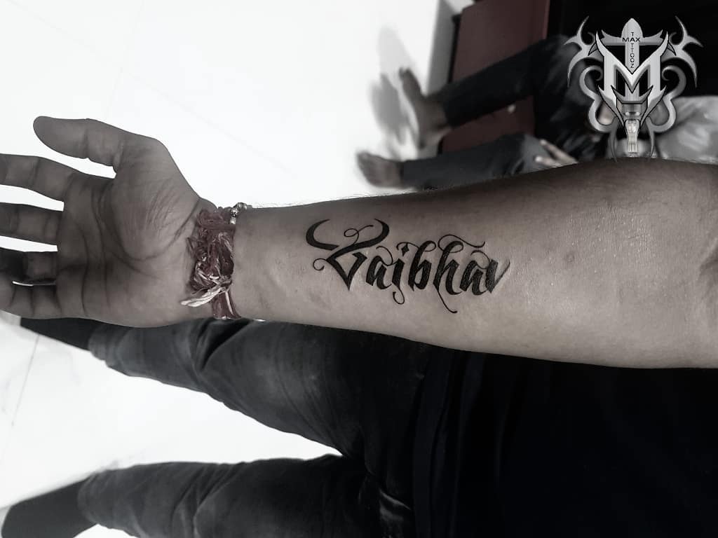 Lovable Vaibhav Name Tattoo - Vaibhav Name Tattoo Design , HD Wallpaper & Backgrounds