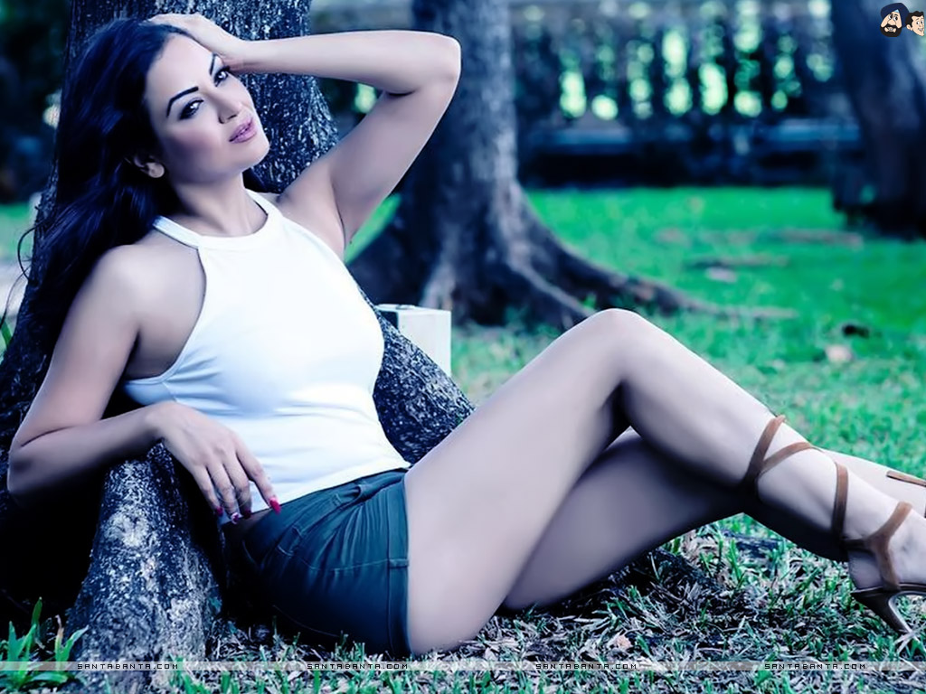 Maryam Zakaria - Maryam Zakaria Sexy Legs , HD Wallpaper & Backgrounds