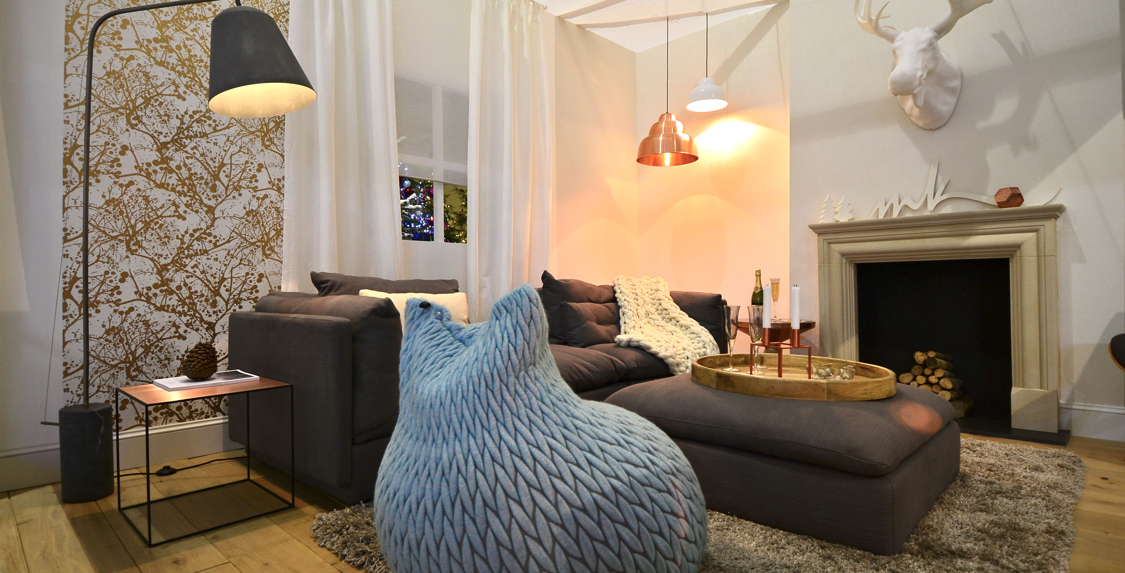 Inspirational Living Room Decor Ideas With Wallpaper - Modern Pillows , HD Wallpaper & Backgrounds