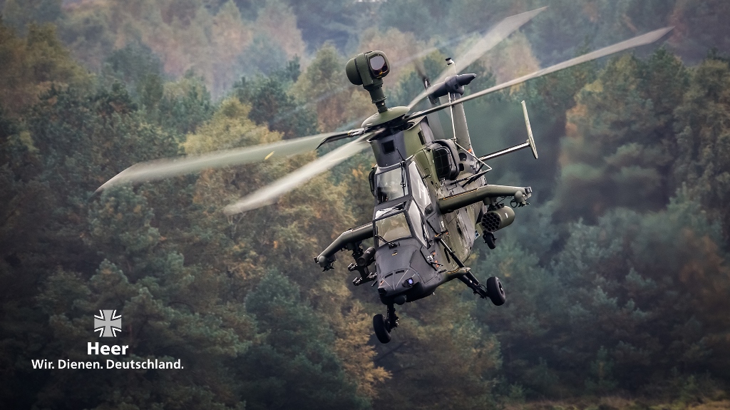 Drei Helikopter Fliegen Über Eine Wiese - Bundeswehr Hintergrund , HD Wallpaper & Backgrounds