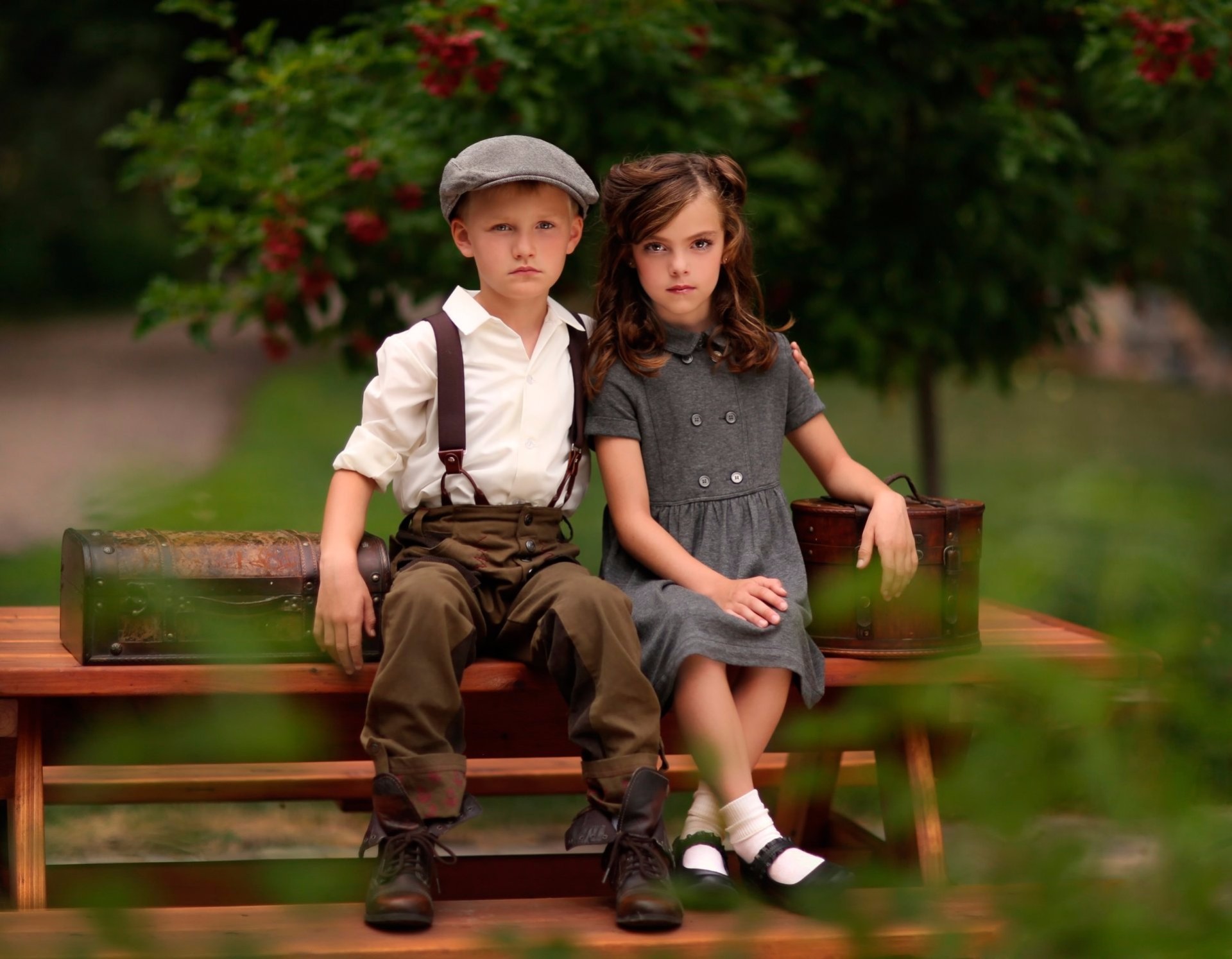 Little Boy And Girl In Vintage Clothes - Brother And Sister Break Up , HD Wallpaper & Backgrounds