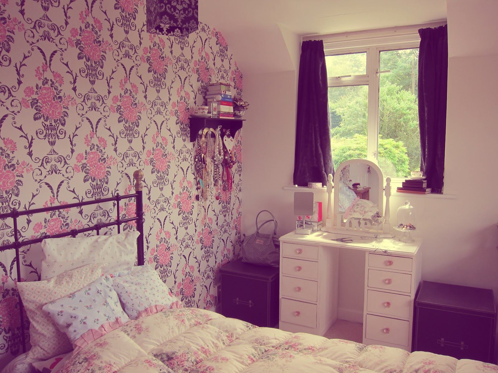 Design A Room With Floral Nuances Tumblr Bedroom For - Bedroom Wallpaper Teenage Girls , HD Wallpaper & Backgrounds