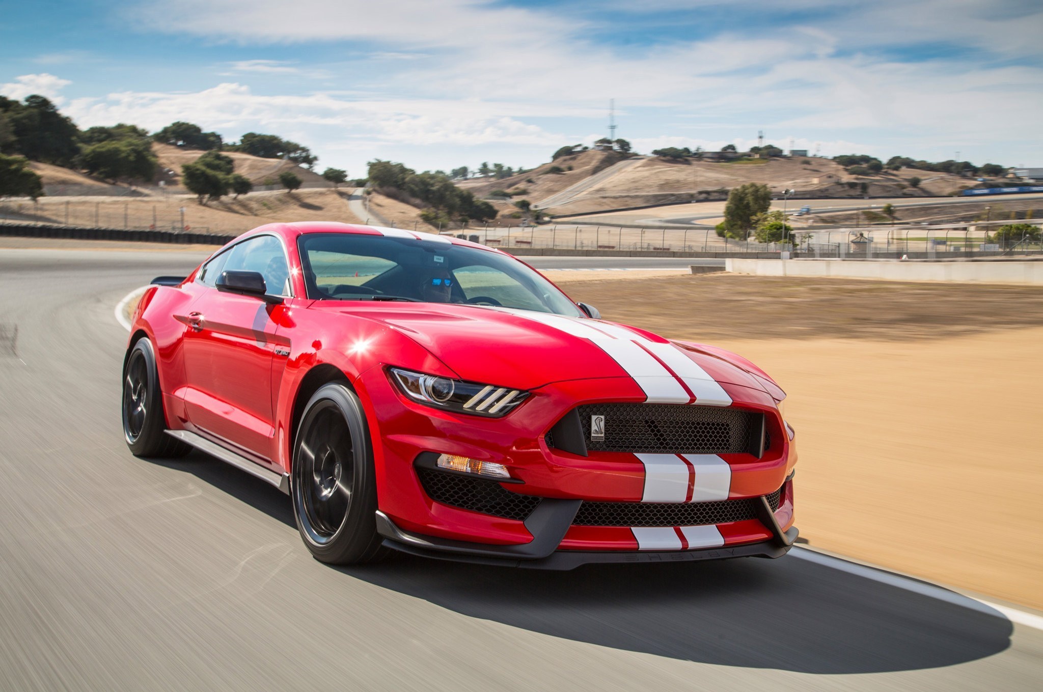 Gt 500 Mustang Shelby красный