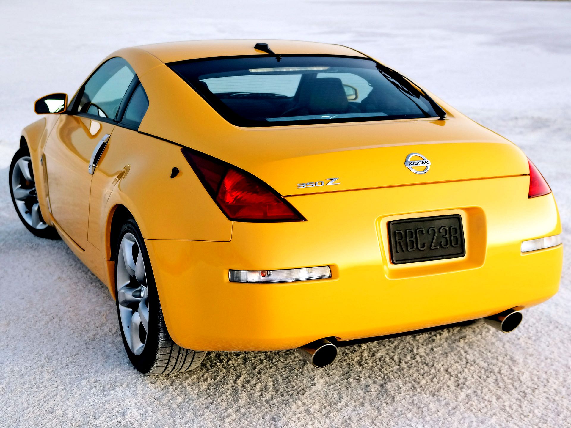Nissan 350z желтая