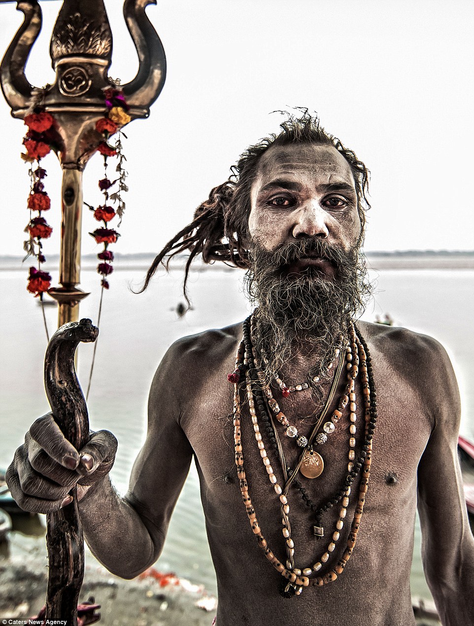 The Monks Feast On Human Flesh, Drink From Human Skulls - Aghori Tribe , HD Wallpaper & Backgrounds