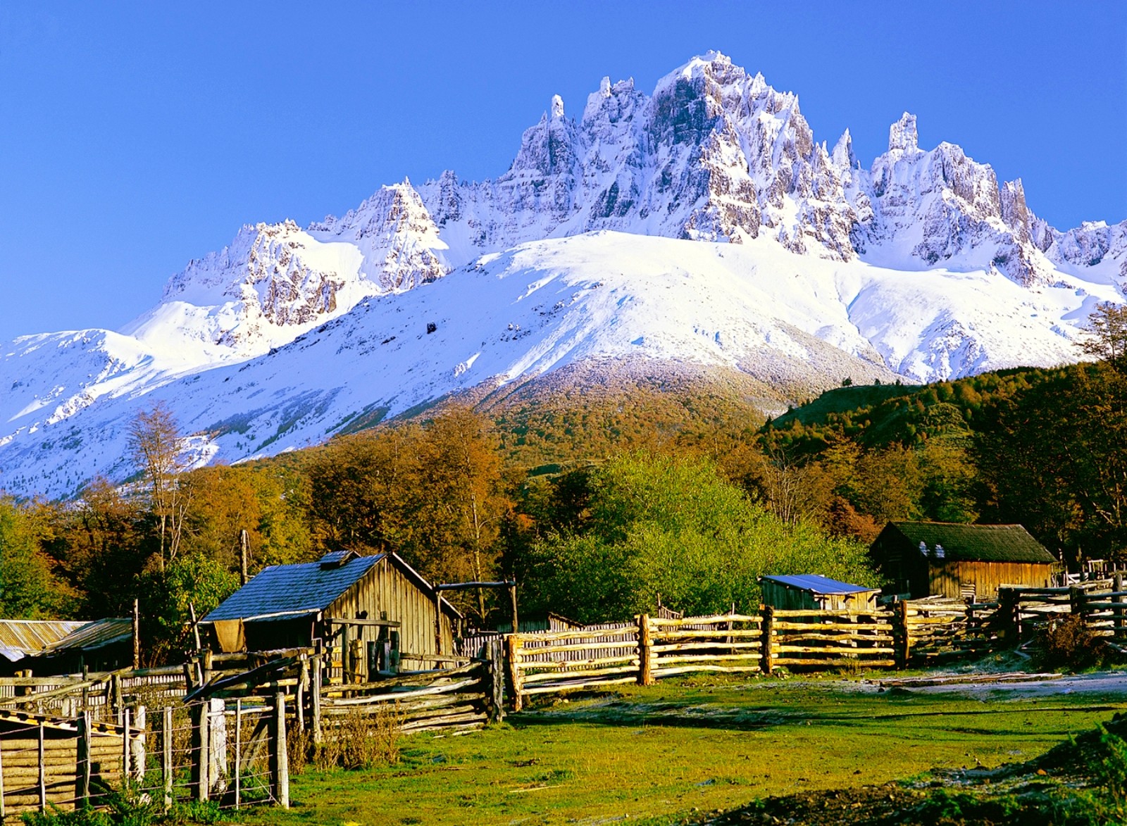 Sunny Hills Greenery Mountains People Wallpaper - Cerro Castillo , HD Wallpaper & Backgrounds