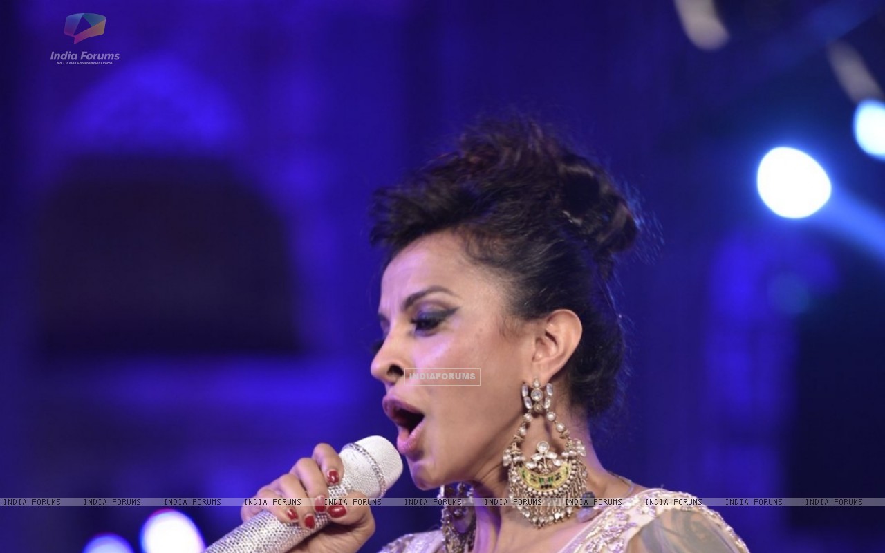 Manasi Scott Performs At Anju Modi Show At Make In - Singing , HD Wallpaper & Backgrounds