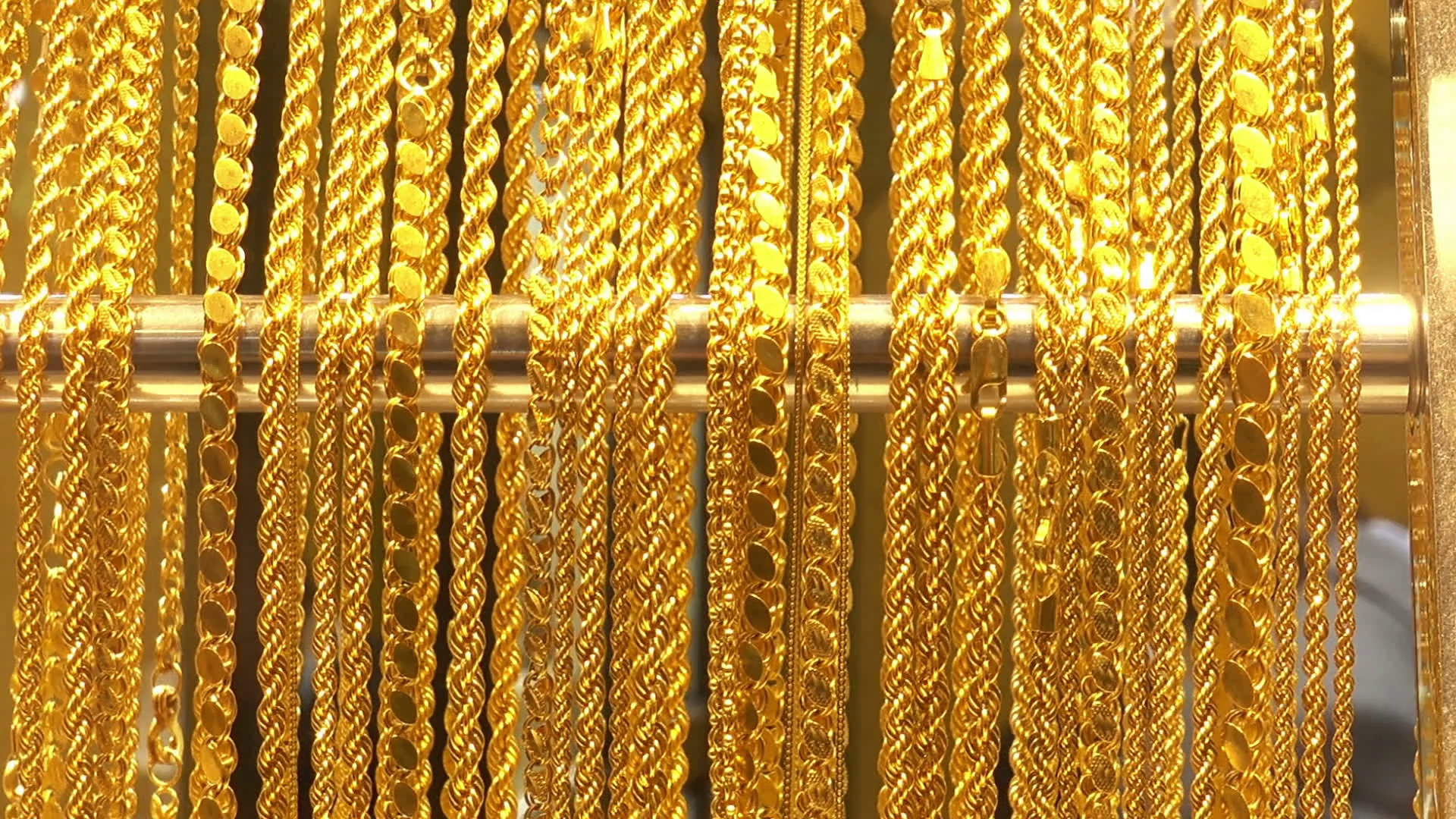 A Lot Of Different Gold Chains In The Shop Window Of - Gold Chain Photos Hd , HD Wallpaper & Backgrounds