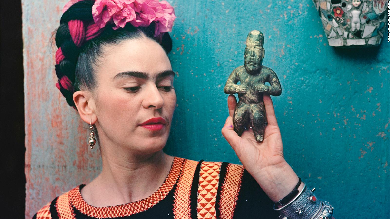 The Mexican Artist Who Used Fashion To Make A Powerful - Frida Kahlo Making Her Self Up , HD Wallpaper & Backgrounds