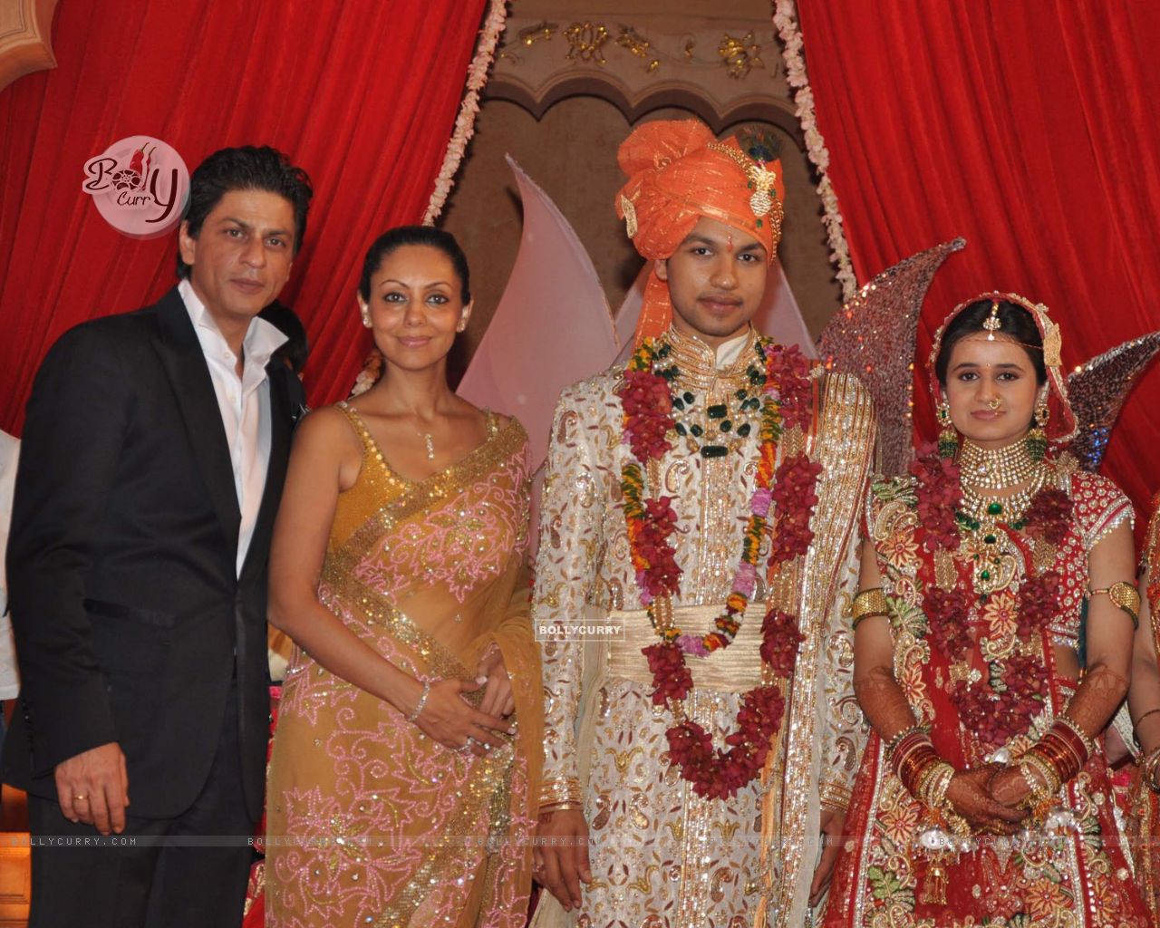 Shah Rukh Khan, Gauri, Juhi, Hema, Abhishek At Saurabh - Juhi Chawla Wedding , HD Wallpaper & Backgrounds