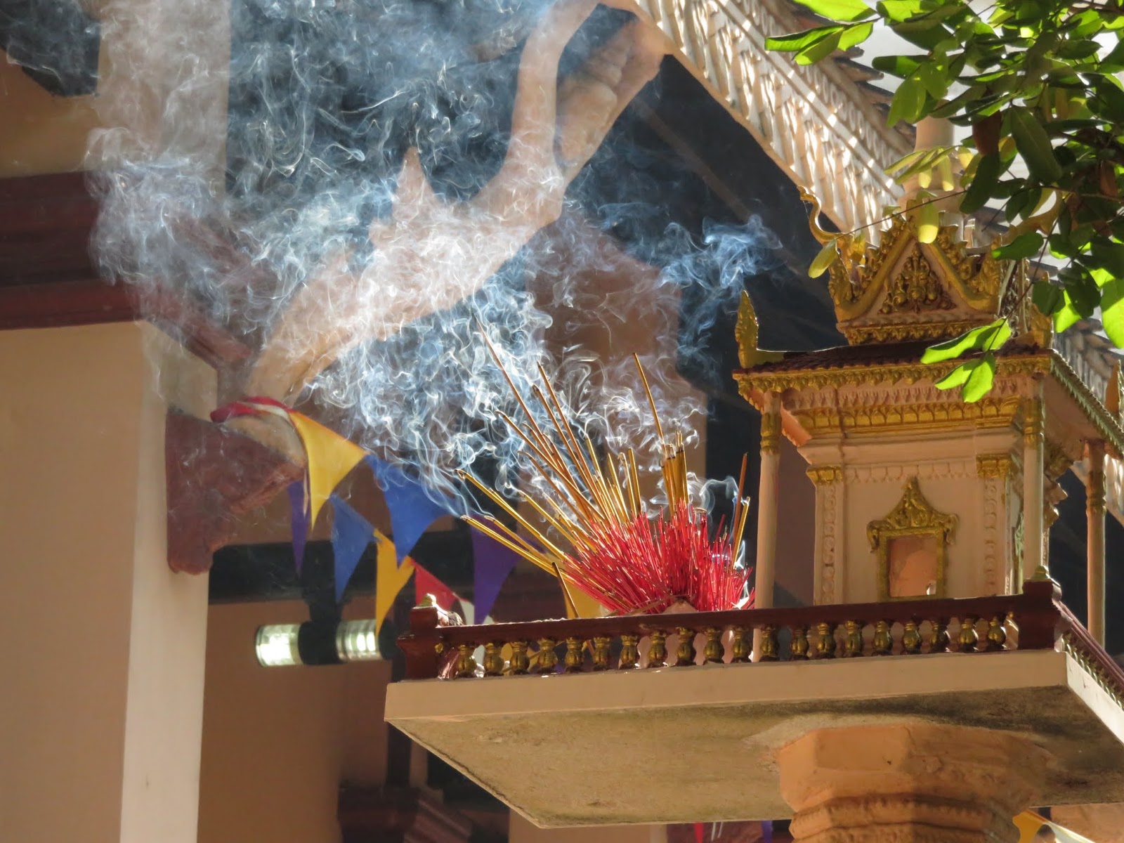 Incense Burning At Wat Phnom In Phnom Penh Cambodia - House , HD Wallpaper & Backgrounds