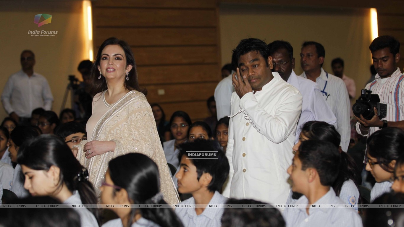 Nita Ambani & Ar Rahman At Special Event At Dhirubhai - Decoration , HD Wallpaper & Backgrounds