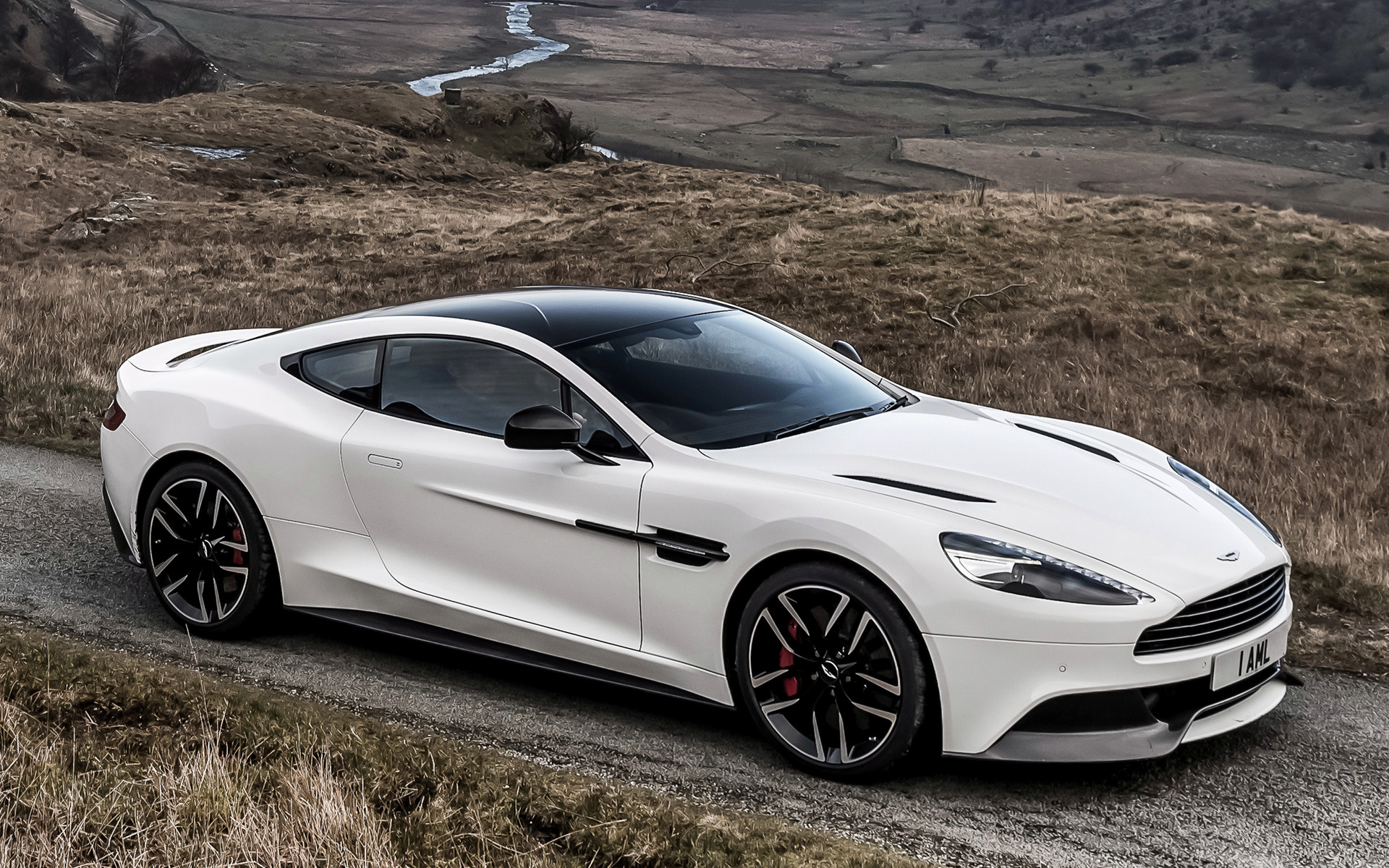 Aston Martin Vanquish Wallpaper - Aston Martin Vanquish Uk , HD Wallpaper & Backgrounds