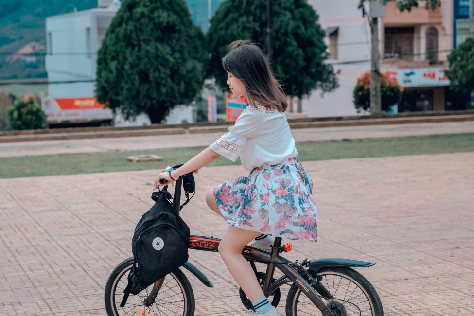 Woman Riding On Bike - Cycling , HD Wallpaper & Backgrounds