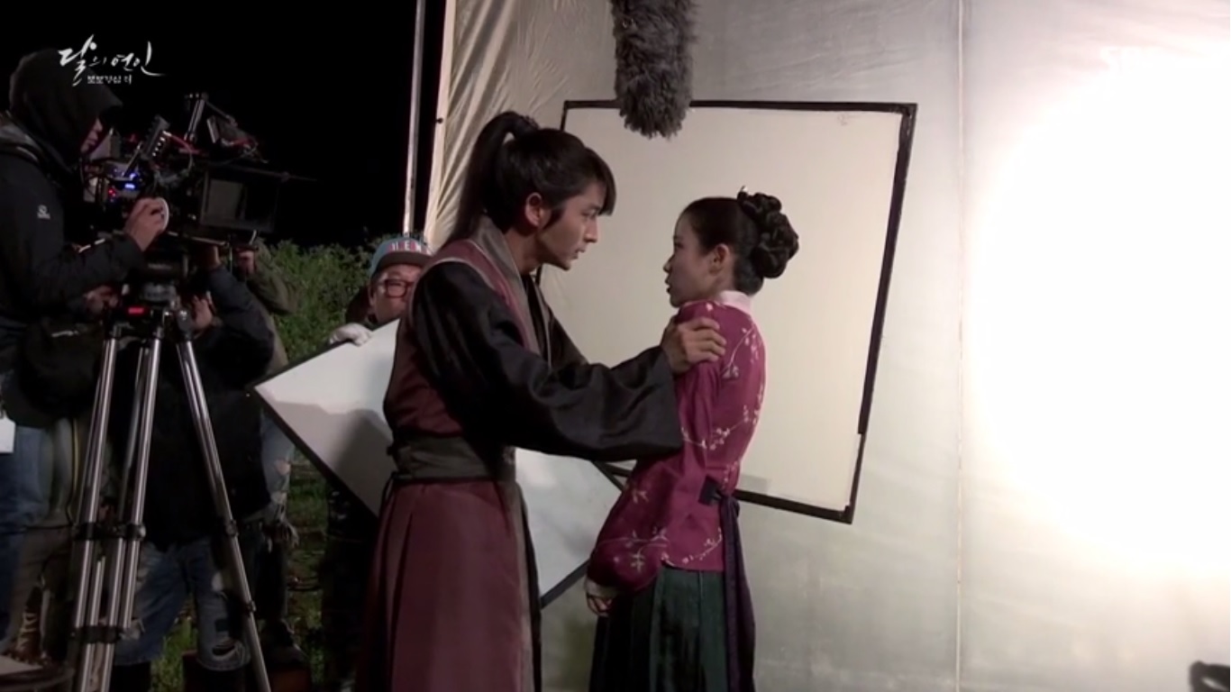 Lee Joon Gi And Iu Get Close In Behind The Scenes Footage - Lee Joon Gi And Iu Kiss , HD Wallpaper & Backgrounds