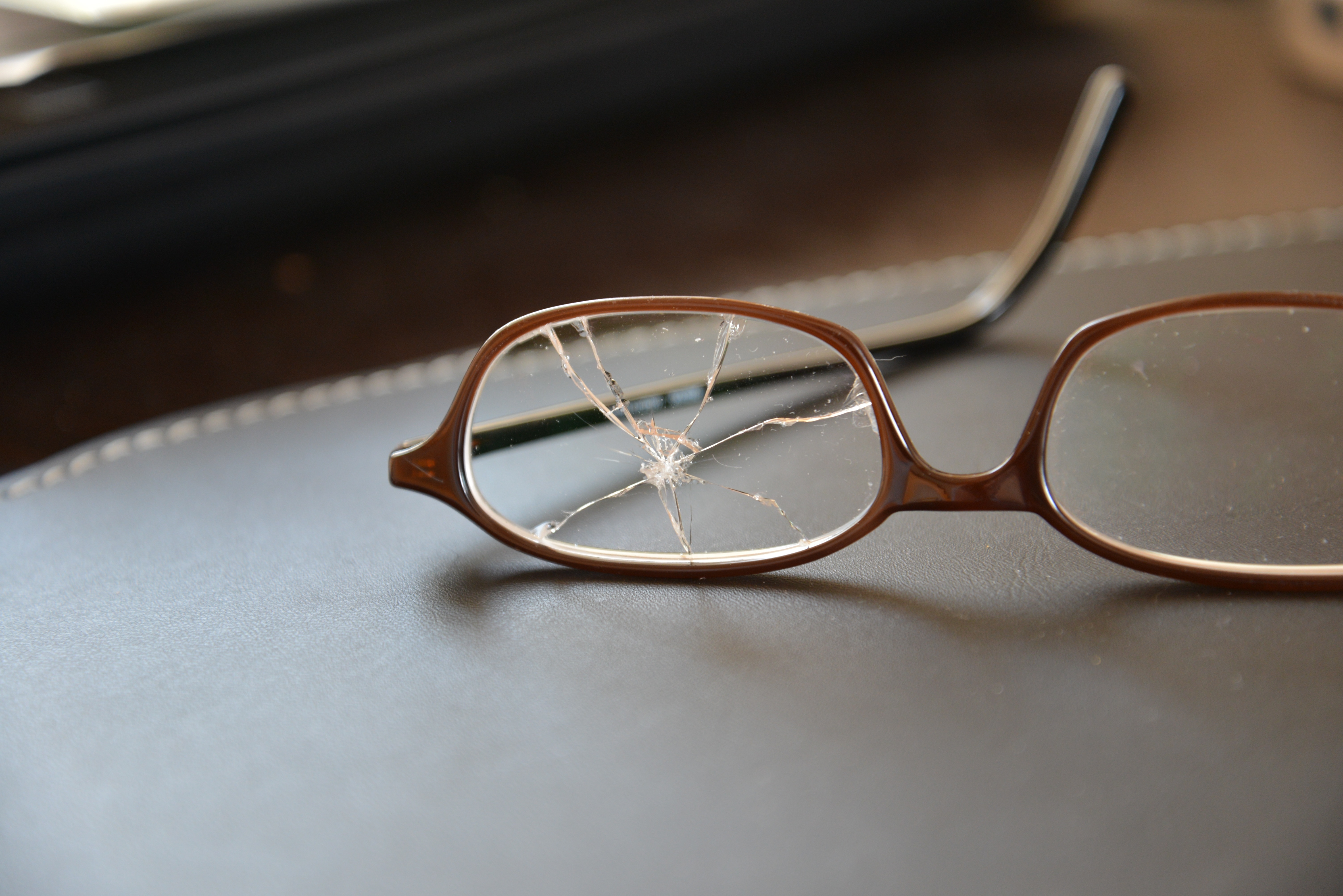 Brown Eyeglasses - Broken Eye Glass Hd , HD Wallpaper & Backgrounds