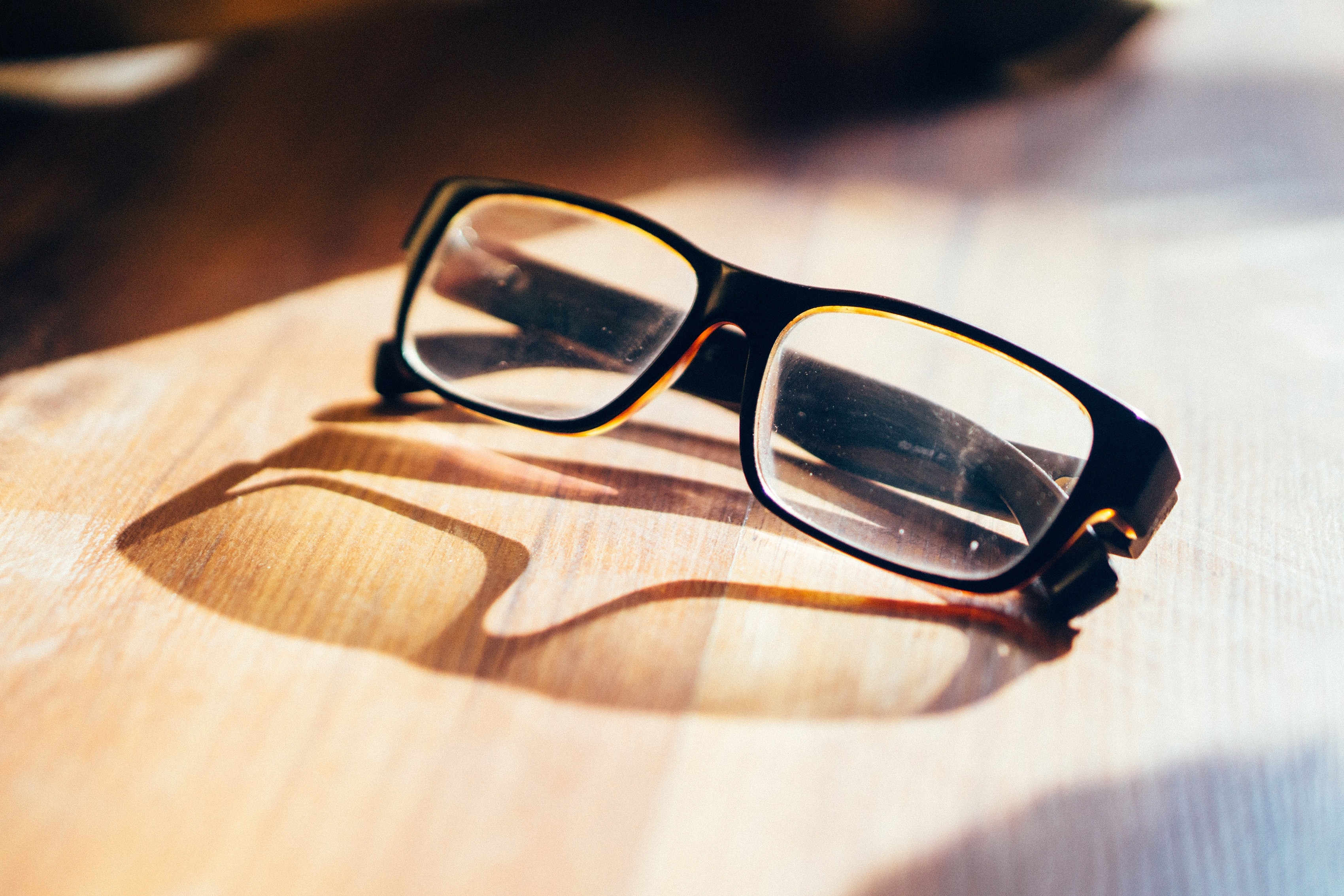 Black Frame Eyeglasses - Eyeglasses On A Table , HD Wallpaper & Backgrounds