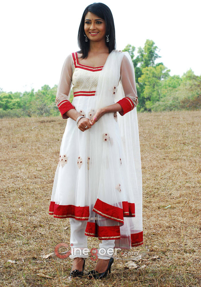 Radhika Radhika Pandit Hot Pics In Sagar Kannada Movie - Radhika Pandit In Saree , HD Wallpaper & Backgrounds