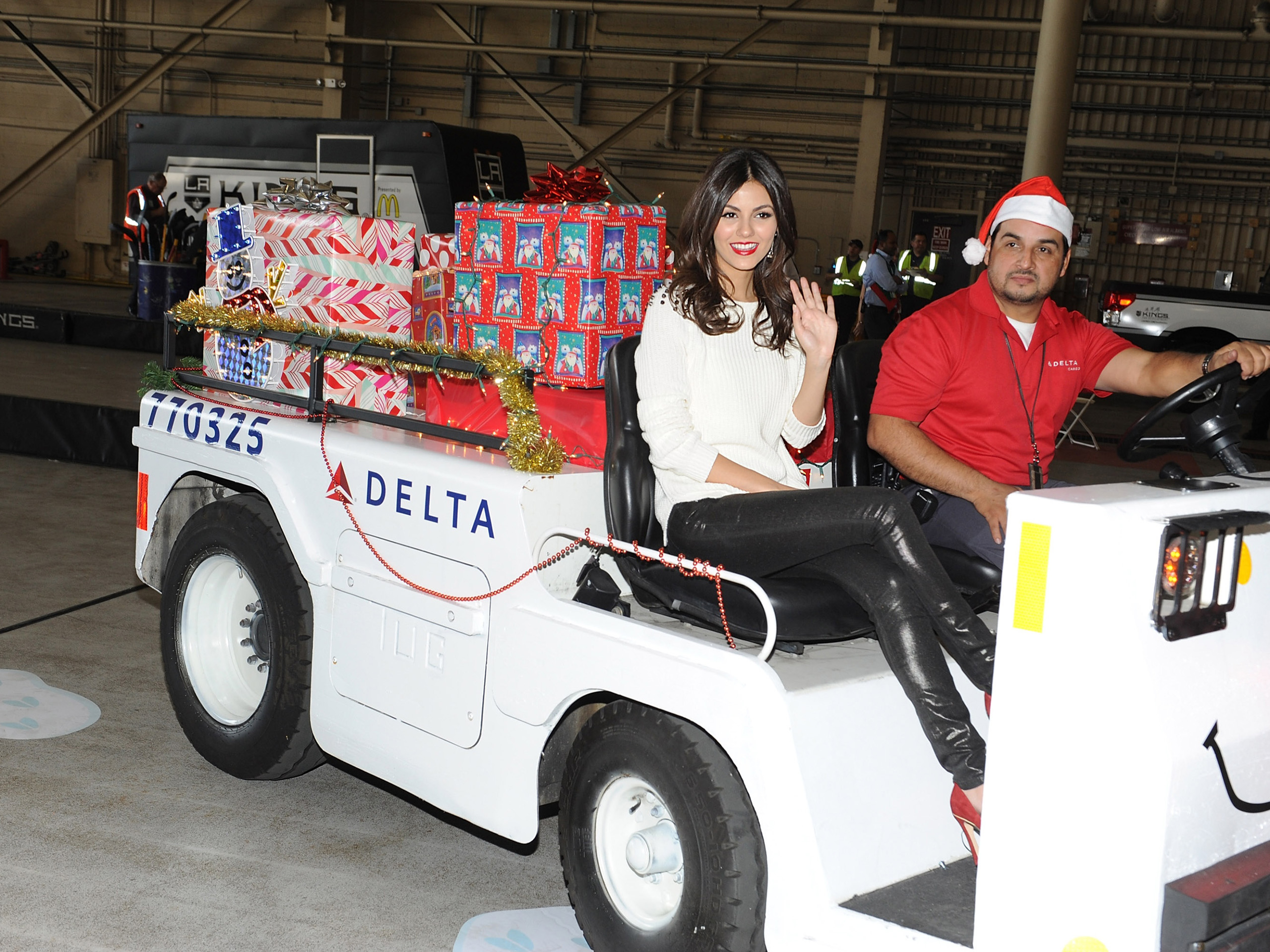 Victoria Justice Delta Airlines Holiday In The Hangar - Commercial Vehicle , HD Wallpaper & Backgrounds