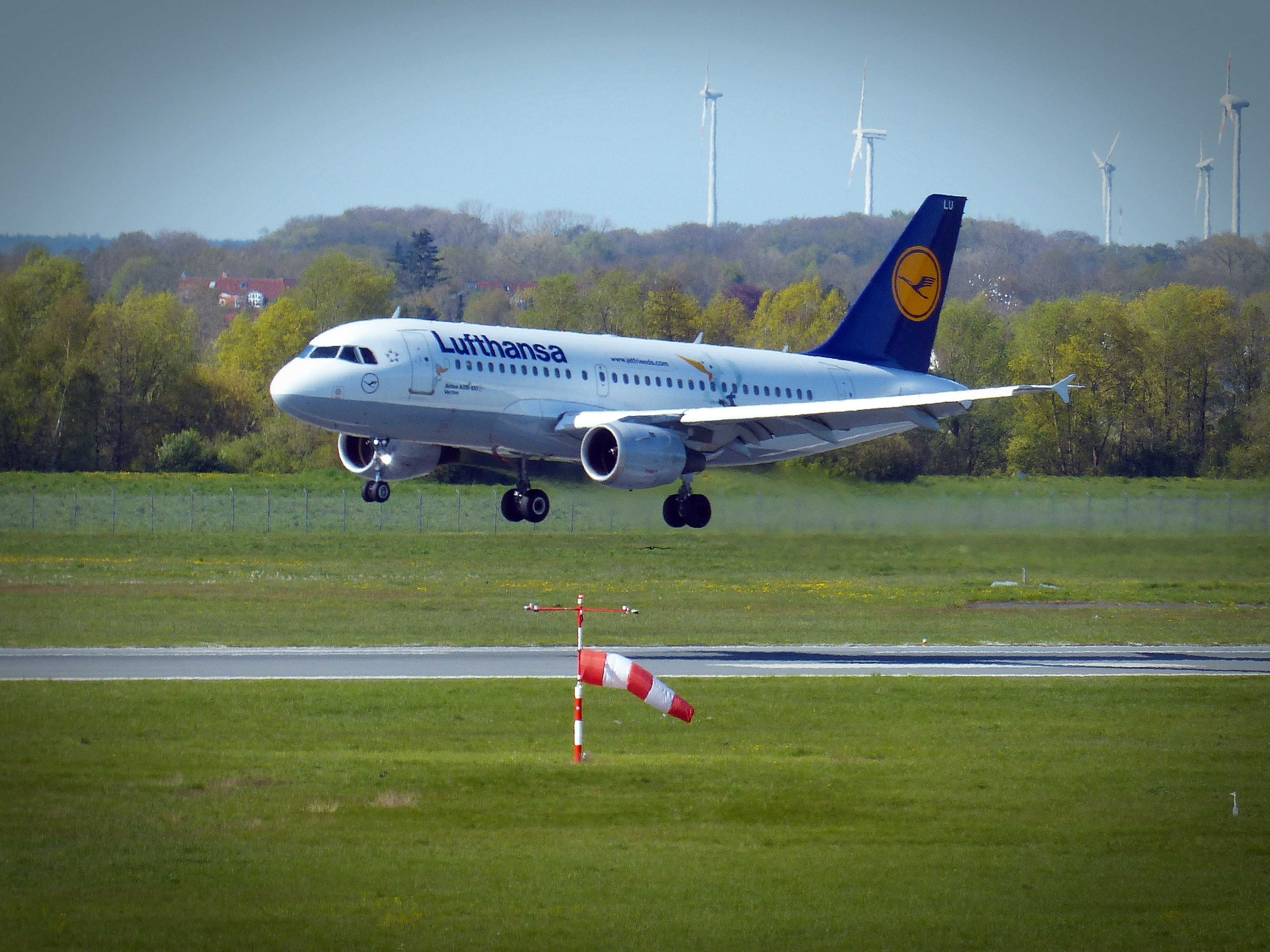 White Lufthansa Airplane - Airplane , HD Wallpaper & Backgrounds