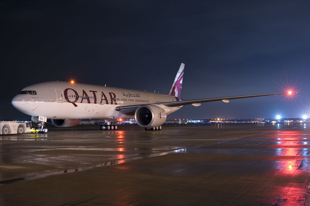 Find This Pin And More On Qatar Airways Airlines Wallpaper - Qatar Airways Night Flight , HD Wallpaper & Backgrounds