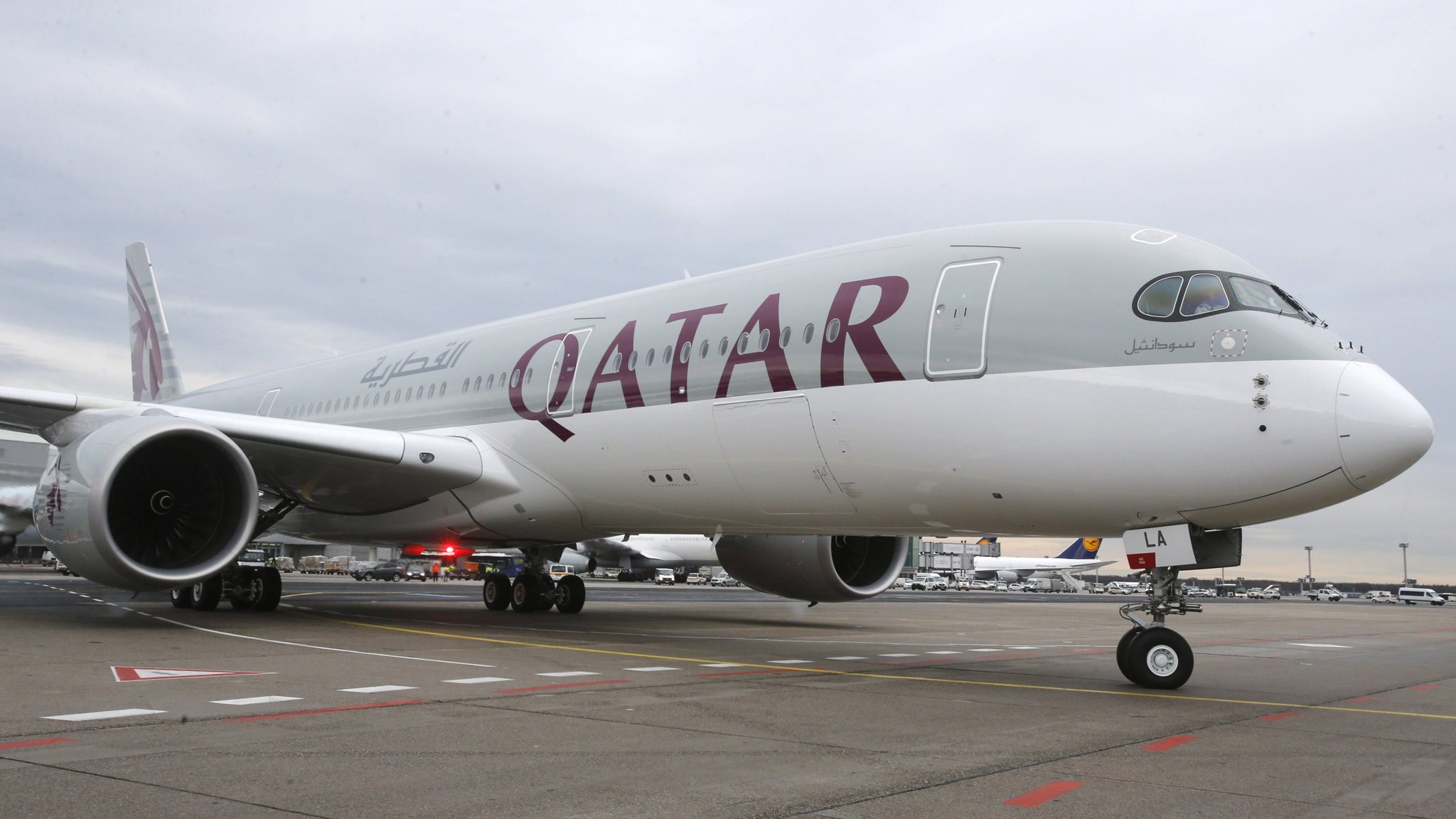 Qatar Airways Commits To Buying American Airlines Shares - Qatar Airways Cardiff Airport , HD Wallpaper & Backgrounds
