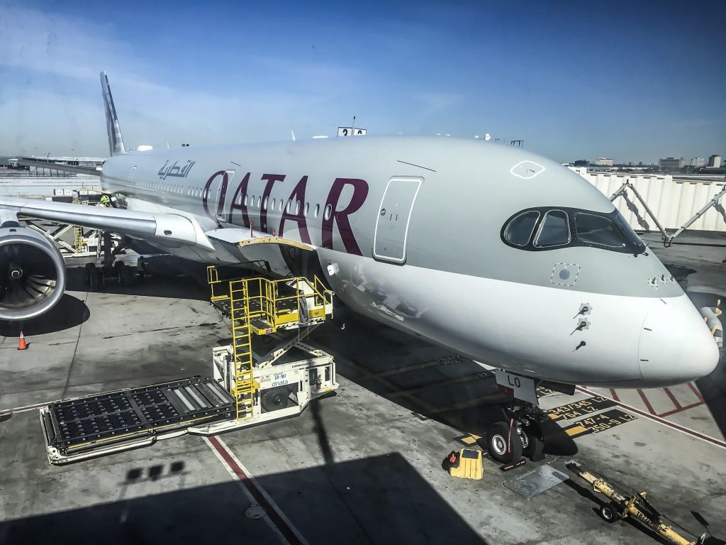 Qatar's New Airbus A350 900 At The Gate At Jfk (airlinegeeks - Jet Bridge , HD Wallpaper & Backgrounds