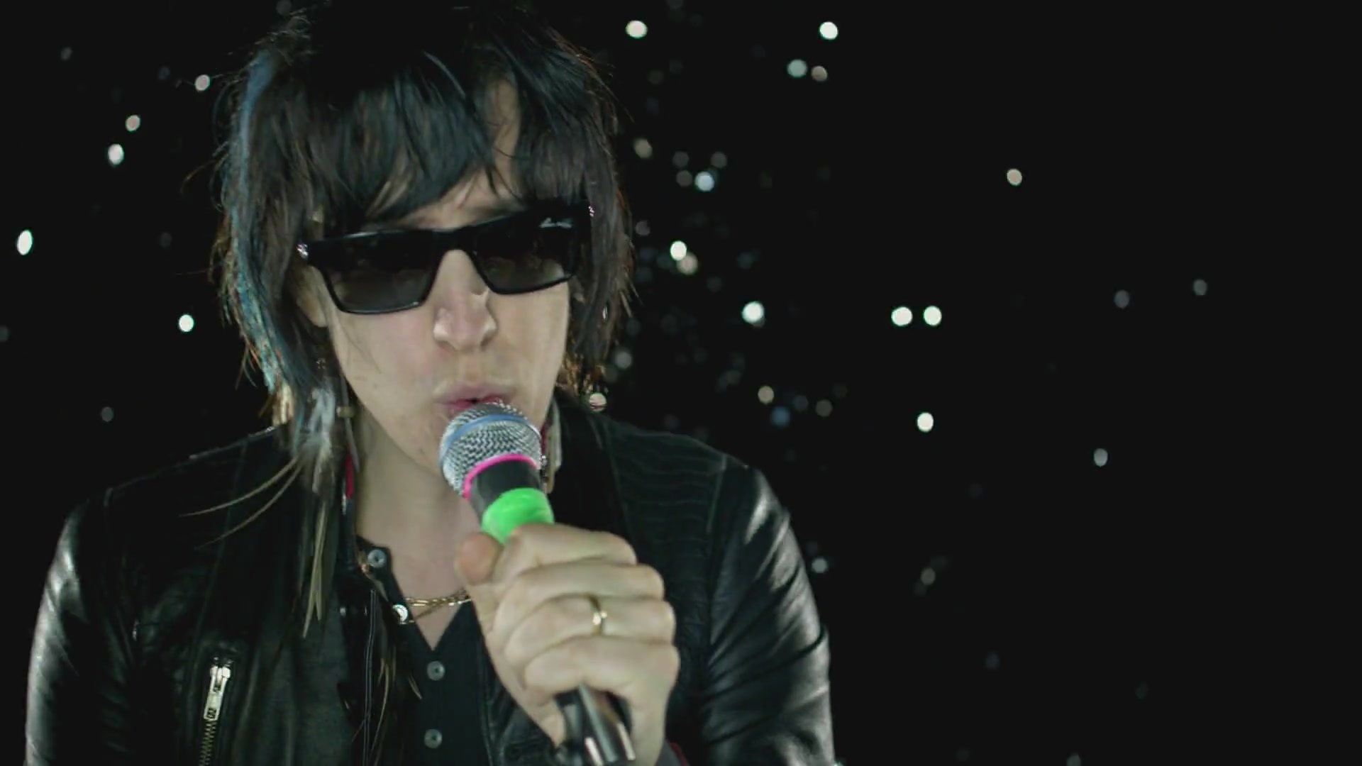 Julian Casablancas Images Boombox Hd Wallpaper And - Singing , HD Wallpaper & Backgrounds